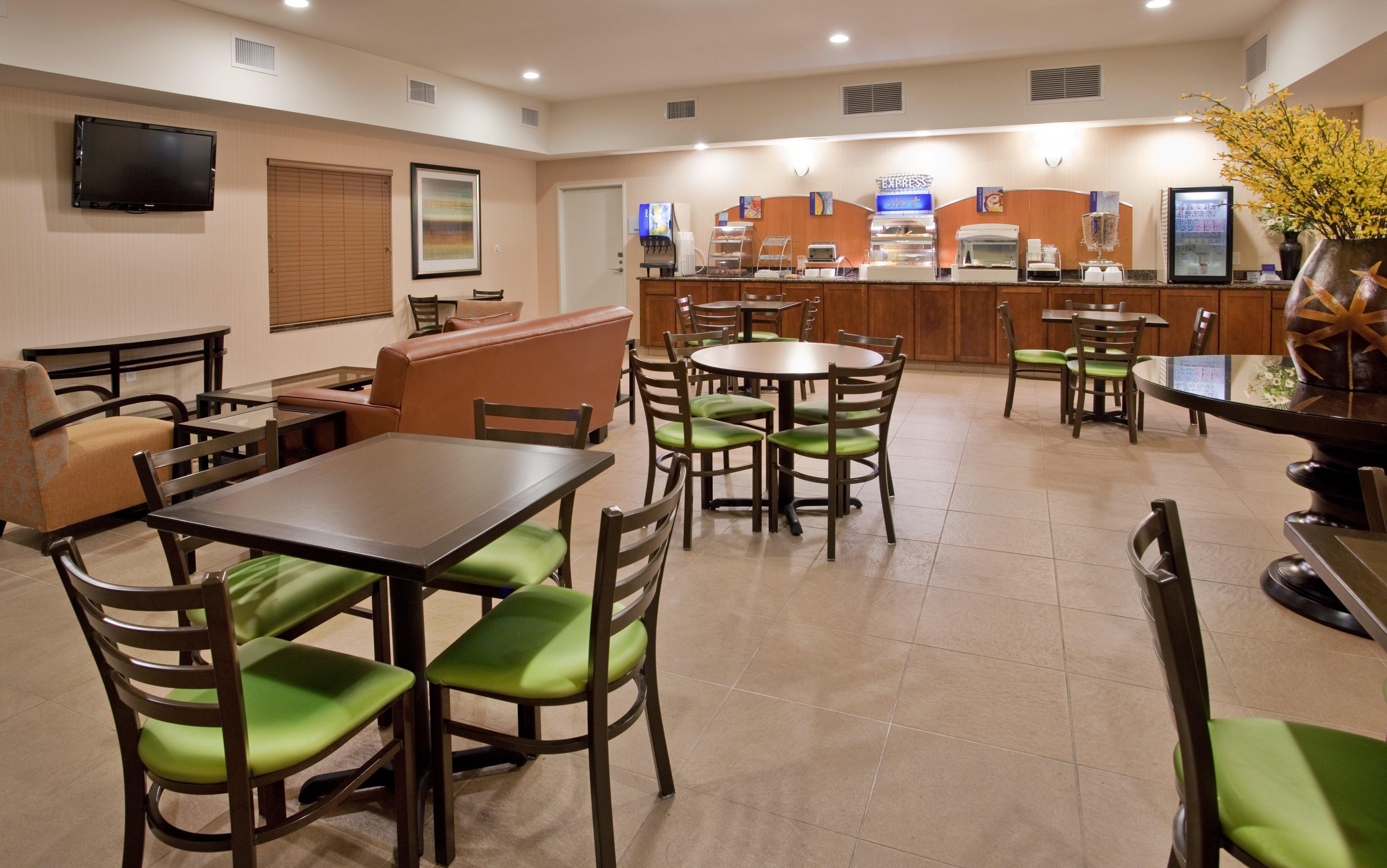 Holiday Inn Express & Suites North Topeka Eksteriør billede