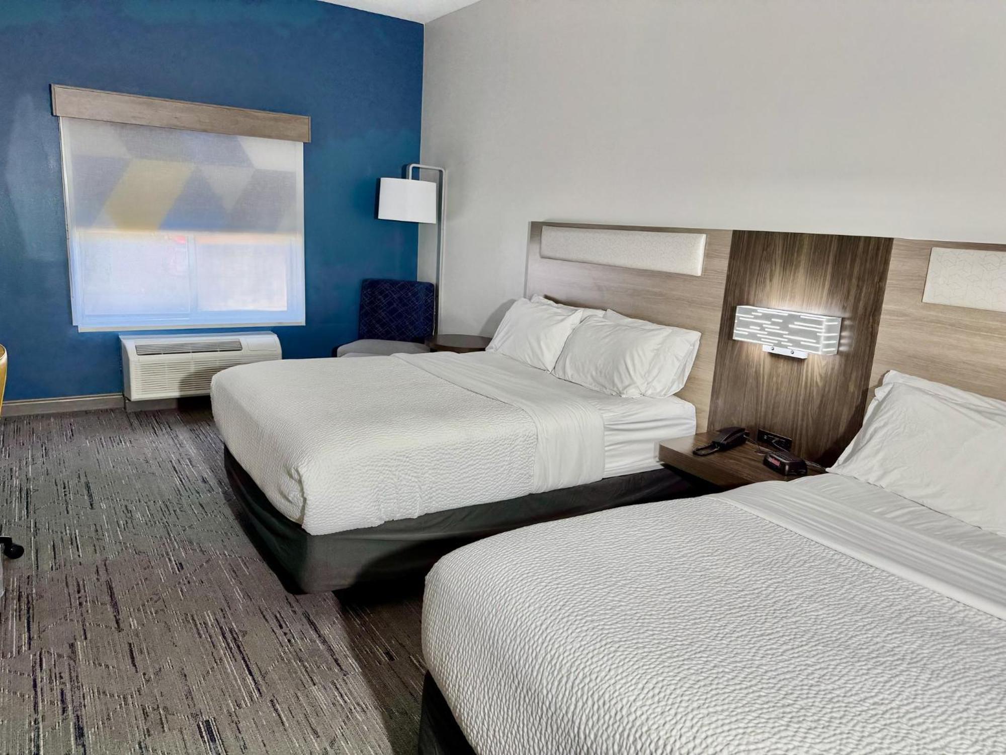 Holiday Inn Express & Suites North Topeka Eksteriør billede