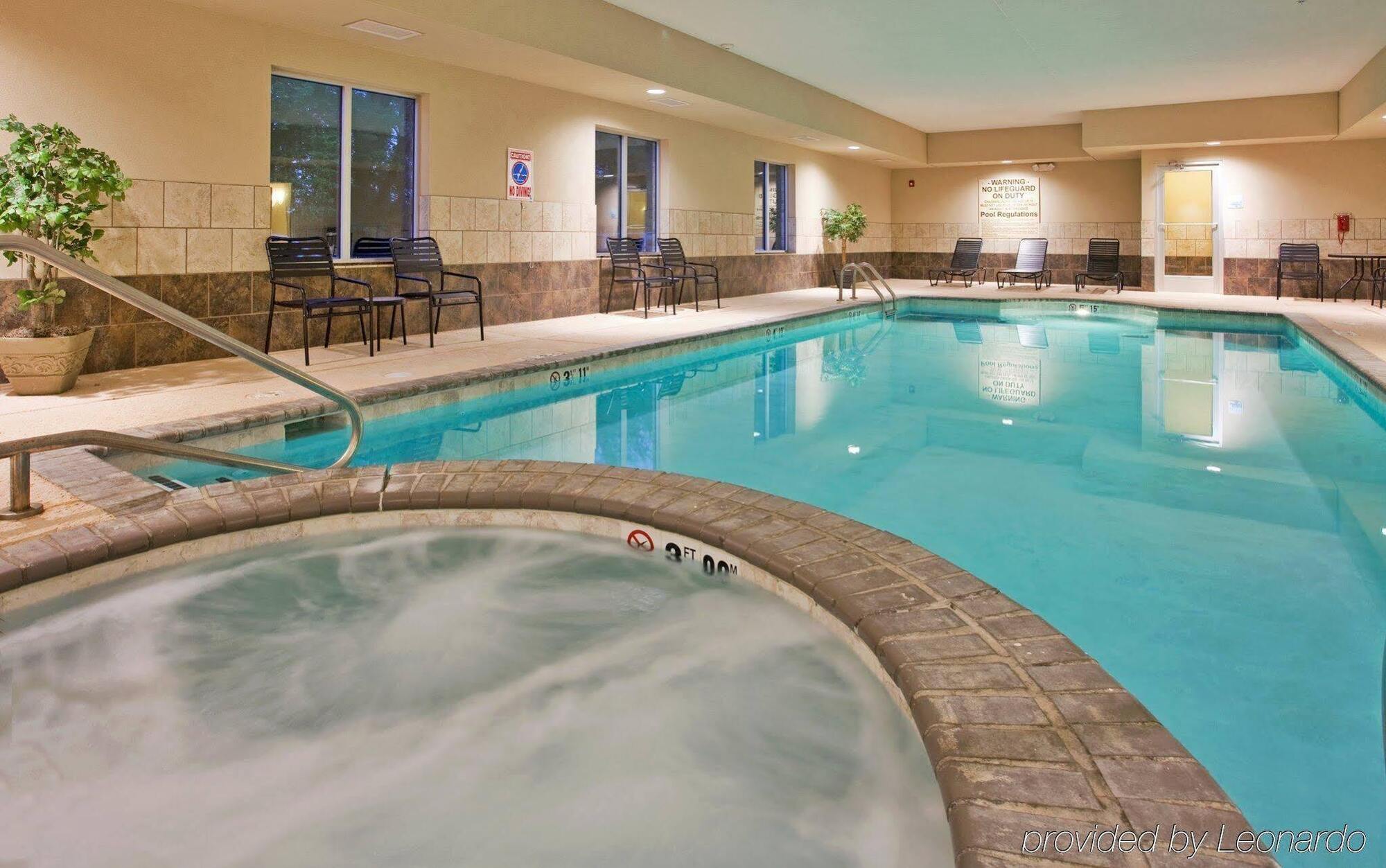 Holiday Inn Express & Suites North Topeka Eksteriør billede